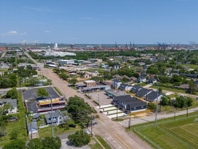 Building Photo - 227 S Broadway St