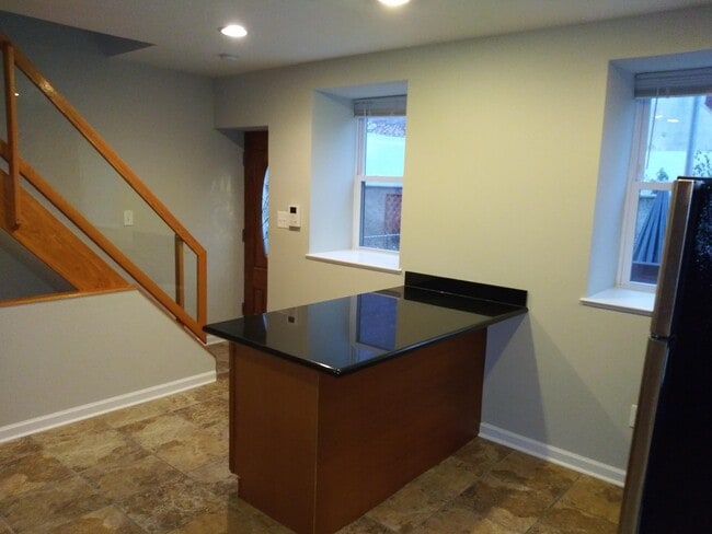 Photo - 733 Carpenter St