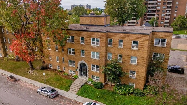 Building Photo - 290-296 Mona & 320 Montreal