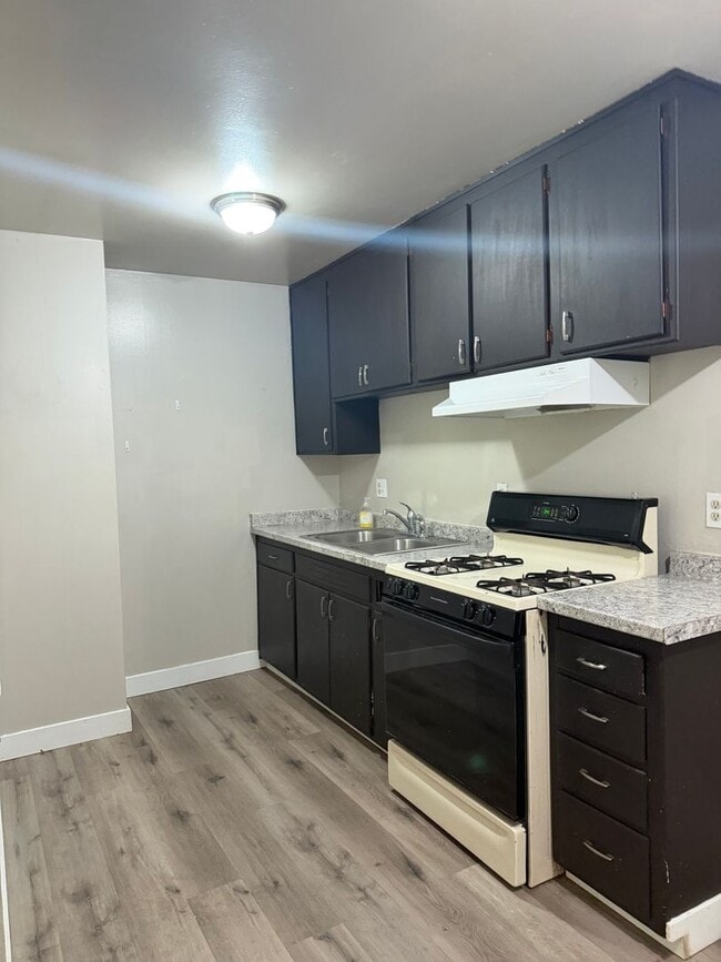 Building Photo - 3 bedroom 1 bath duplex Unit 5363 Castle St