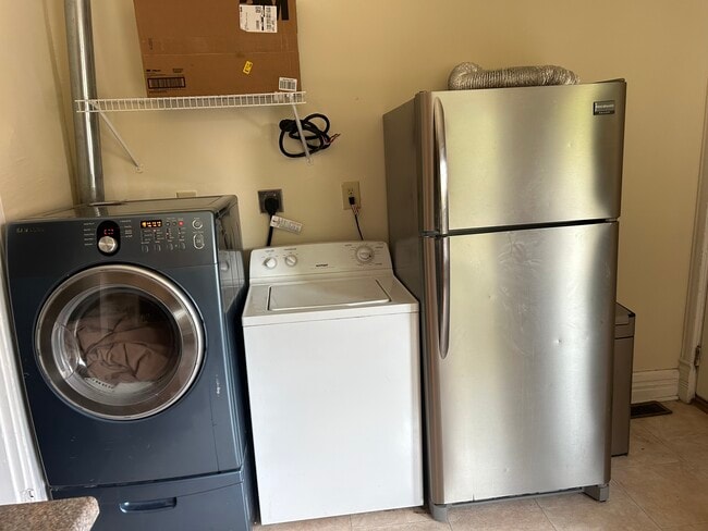 Refrigerator/laundry appliances