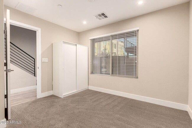 Photo - 820 N 8th Ave