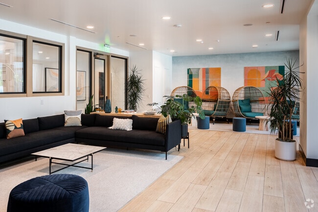 Casa club con cocina y sala de estar