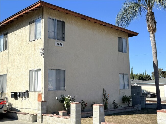 Building Photo - 12435 Cedar Ave Unit B Rental