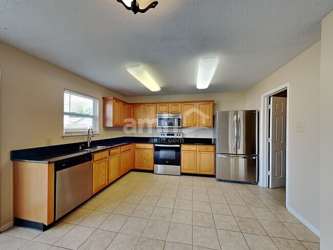 Photo - 870 Streamside Dr