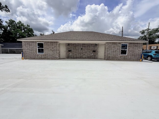 Building Photo - Only 2 Unit D2