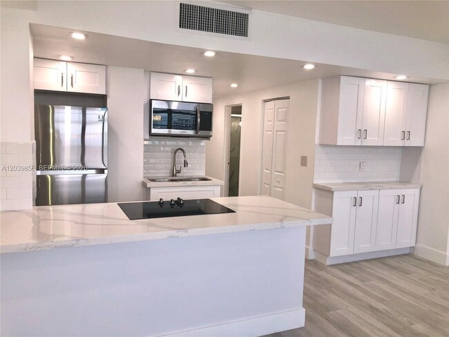 Building Photo - 905 Brickell Bay Dr Unit 2029