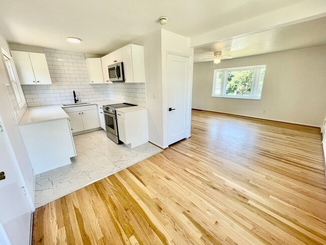 Building Photo - Modern and Bright 3Bd/1B Home | Washer & D...