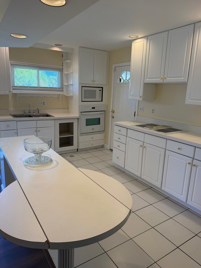 Photo - 1275 Madeleine Cir