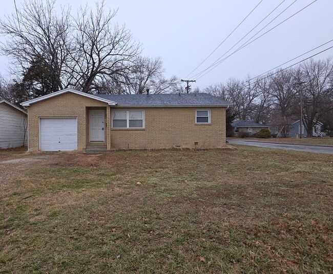 Building Photo - 3 Bedroom! All Brick! Garage!  $995!
