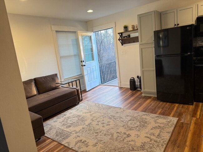 Building Photo - 116 Daisy Ln Unit Carriage House Apartment