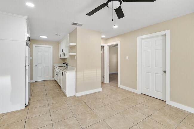 Photo - 604 E 2nd St