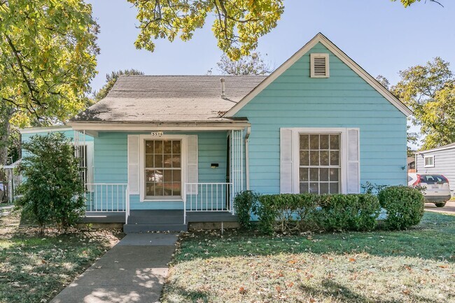 Building Photo - Charming home In Oakhurst