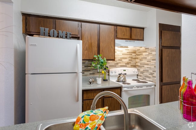 2BR,1BA - 826SF B1 - KITCHEN - Summer Hill Apartments