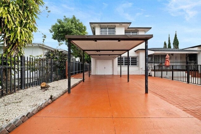 Building Photo - 411 SW 34th Ave Unit 2 Rental