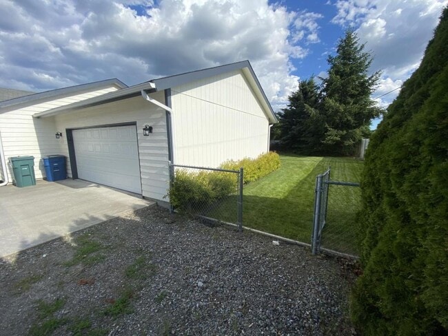 Photo - 624 Maple Pl