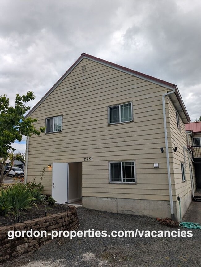 Building Photo - Saint Helens OR - downstairs 1 bedroom flat in duplex