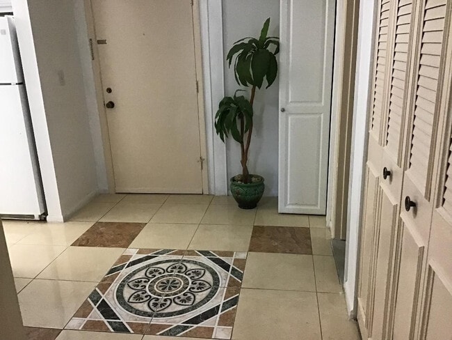 Building Photo - 5641 SW 2nd Ct Unit 212