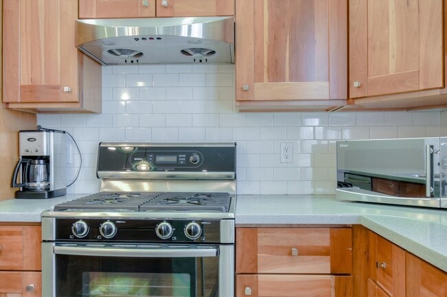 Photo - Completely Renovated Top Floor Unit in Victorian + Laundry in unit+ Contact for showing schedule!