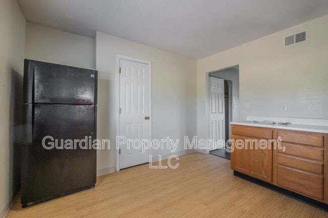 Photo - 525 W 8th St