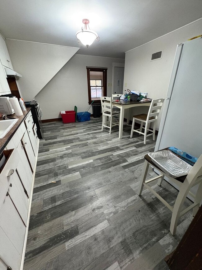 Photo - Centrally located 3 Bedroom, 1 Bathroom Ap... Unidad 1012