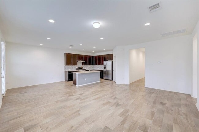 Photo - 307 Simmental Loop