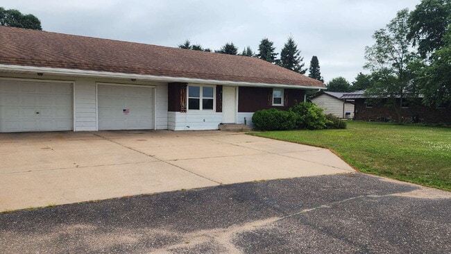 3 Bedroom Duplex with Attached Garage & La... - 3 Bedroom Duplex with Attached Garage & La... Apartment