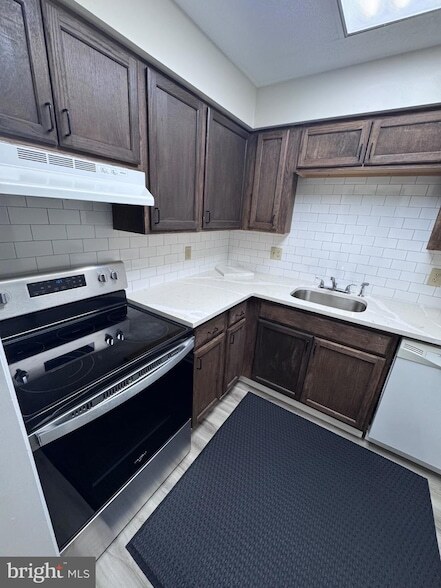2049 Lucas Ln