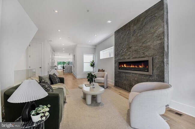 Photo - 2515 Ontario Rd NW Unit 1