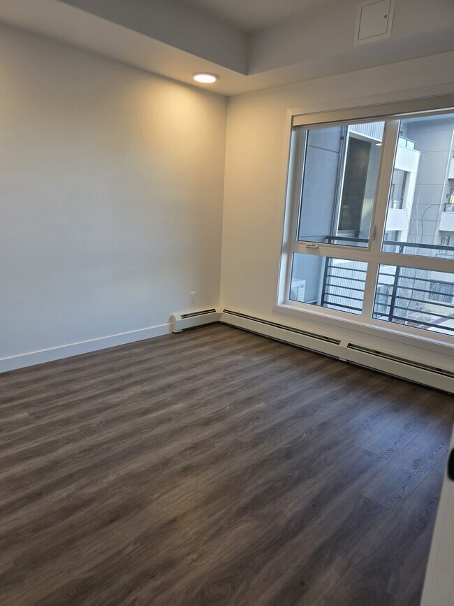 Photo - 350-3350 Livingston Common NE