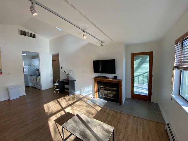 Photo - Pre-Lease: Updated 2 Bed 2 Bath Downtown C... Unit 9