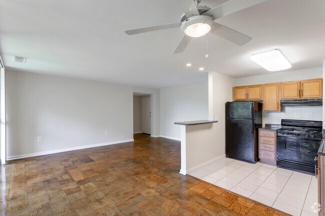 2 BR, 1 BA - 893 SF