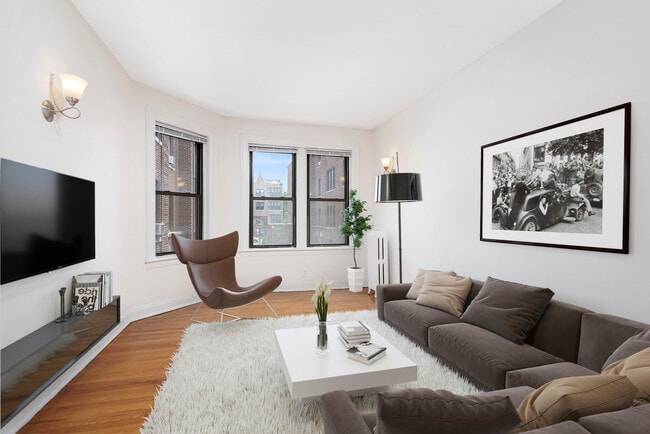 1-BR/1BA Living Area - 632 W. Addison