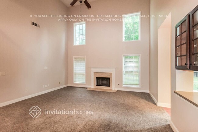 Photo - 625 Excalibur Ct SE