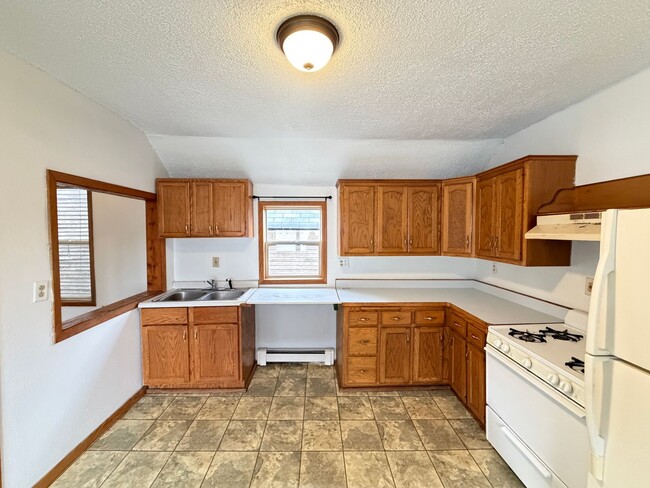 Photo - Upper Level 2 Bedroom Apartment - AVAILABLE TODAY Unit 2014 1/2 Banks Ave