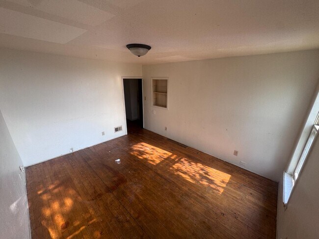 307 W 4th St