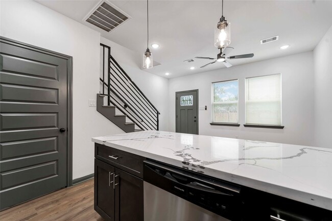 Photo - 7987 Chateau St