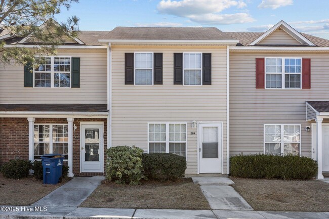 Photo - 209 Pinegrove Ct Townhome