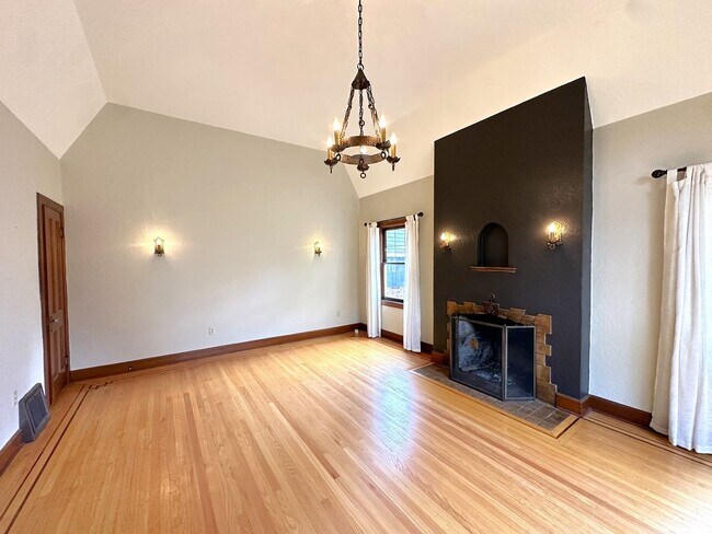 Photo - Eastmoreland 2 Bedroom Home with Yard and ...