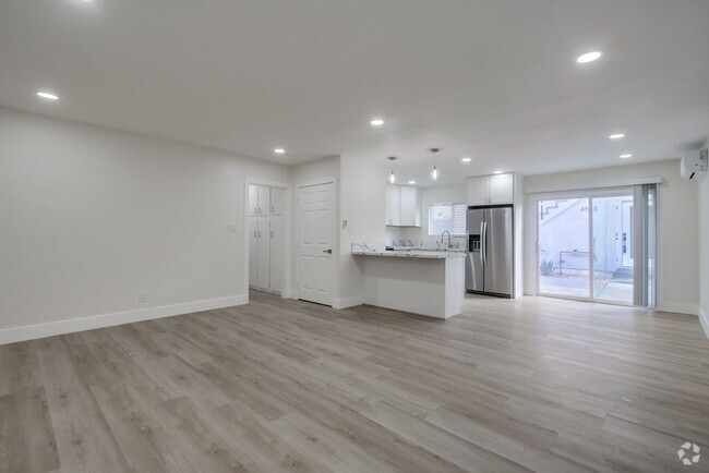 Building Photo - Spacious and beautifully renovated, 3 bedr... Rental