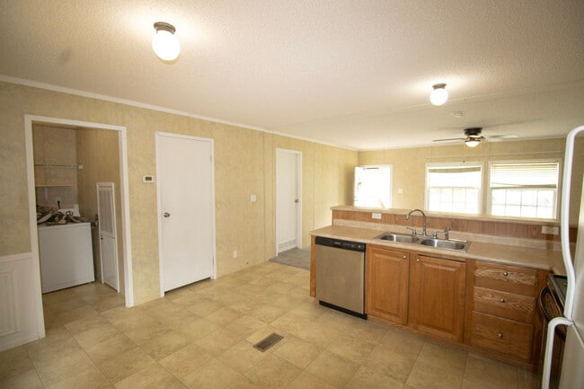 Photo - 1776 Zettwell Rd