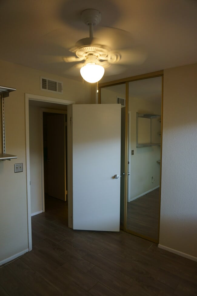 Dormitorio 1 - 3304 S Parkside Dr