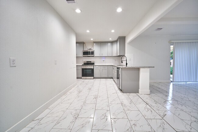 Building Photo - 5815 Hornwood Dr