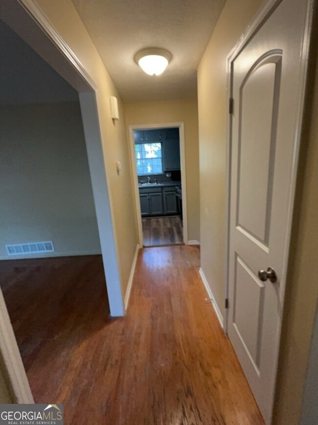 Photo - 5089 Victor Trail NW