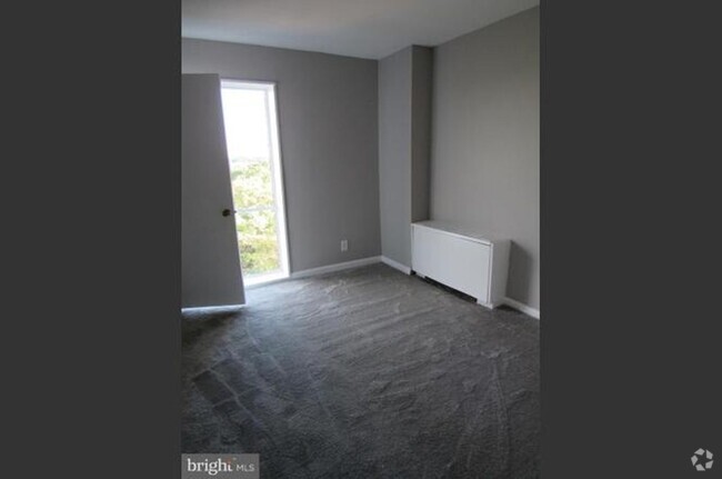 Building Photo - NEWLY AVAILABLE - RENOVATED 3 BR UNIT IN T... Rental