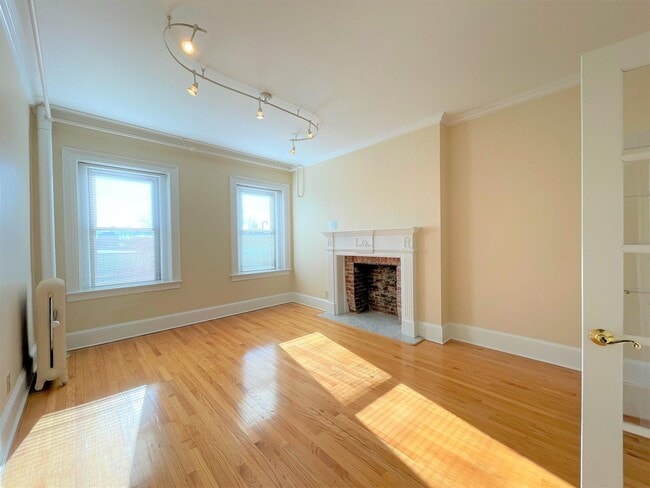 Building Photo - 898 Massachusetts Ave Unit 3