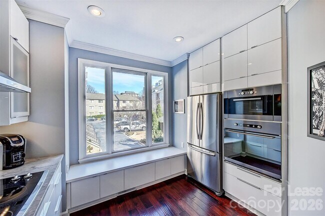 Photo - 343 W 7th St