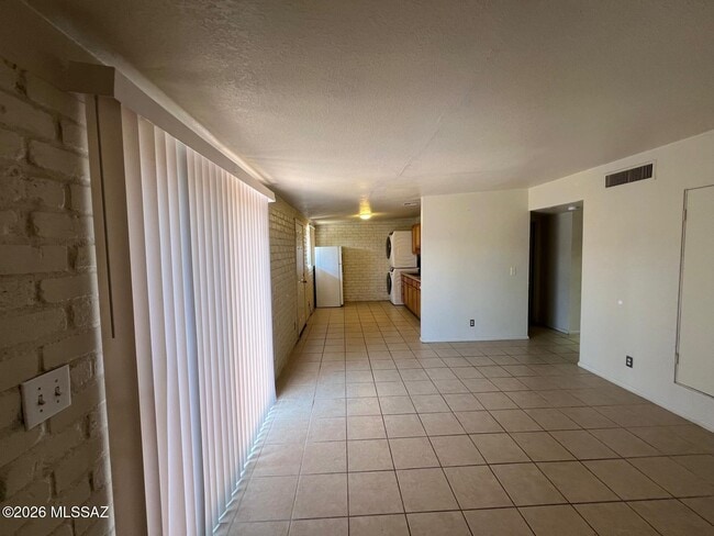 Photo - 425 E Delano St