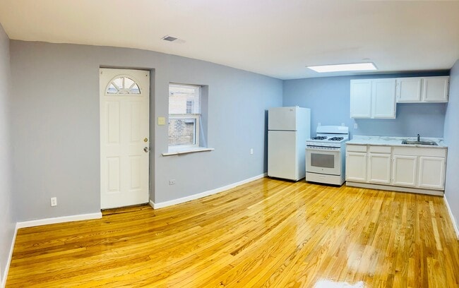 Building Photo - 4355 S Sawyer Ave Unit 002 Rental