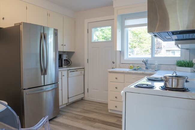 Photo - 36 Simcoe Pl